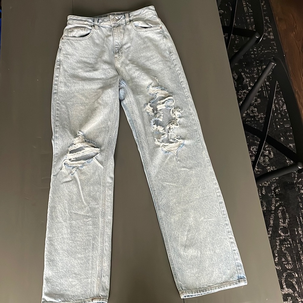 Pacsun 90’s Boyfriend jeans size 29. No tags worn once. Large hole in left leg